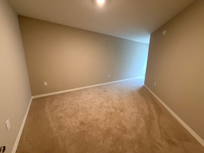 Building Photo - Modern 3BR Townhome in Plant City – Move-In Ready