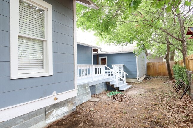 Building Photo - Charming 2 Bedroom, 2 Bath Home on Corner ...