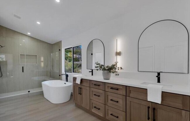 Building Photo - MOVE-IN READY 4+3 w/upgrades, great floorp...