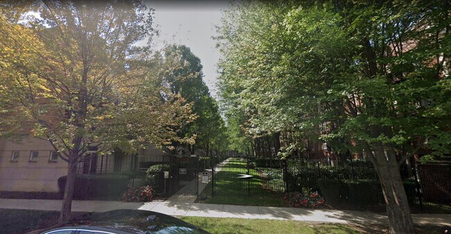 Building Photo - 1033 E 46th St