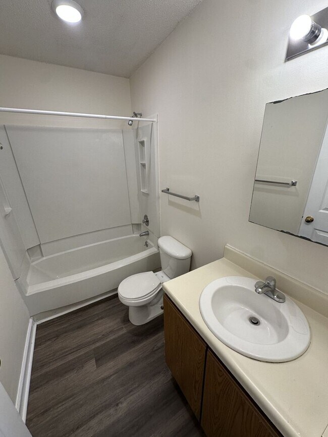 Building Photo - 2 Bedroom 2 Bathroom Condo!