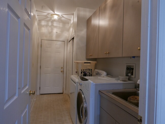 Laundry Room - 8 Meadowbrook Club Way