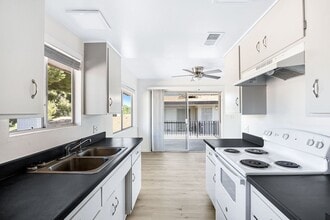 Building Photo - Move in Special $500 Deposit and One Month Free!