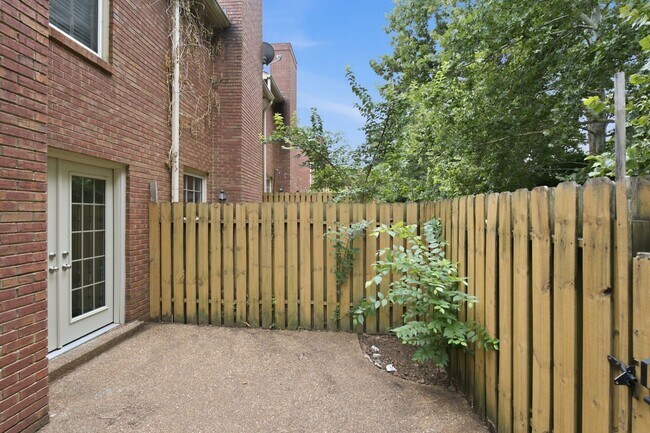 Building Photo - Charming Townhouse in Green Hills