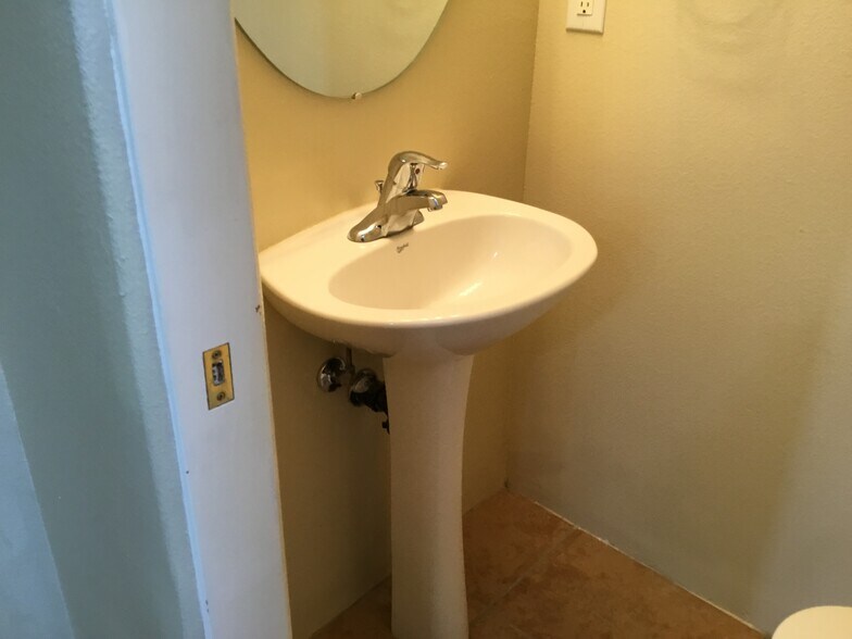 Building Photo - 709 Loma Pinon Loop NE