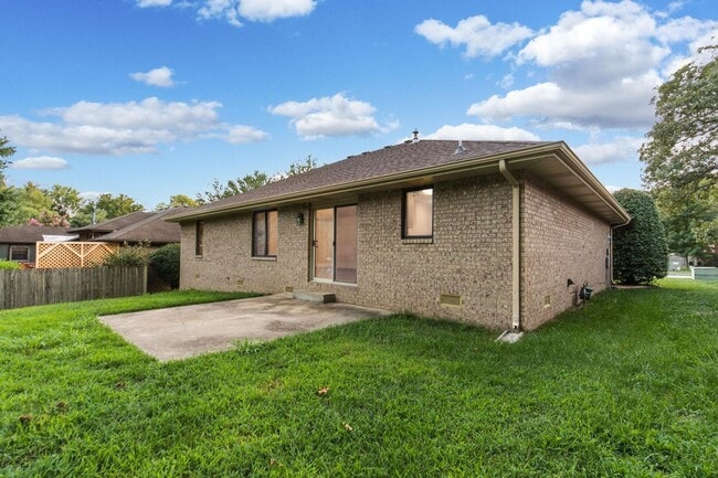 Building Photo - All brick home in Glendale schools!