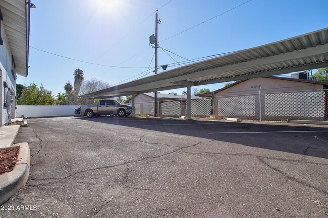 Building Photo - 2215 W Augusta Ave