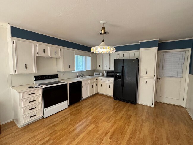 Building Photo - 1608 Northcrest Dr