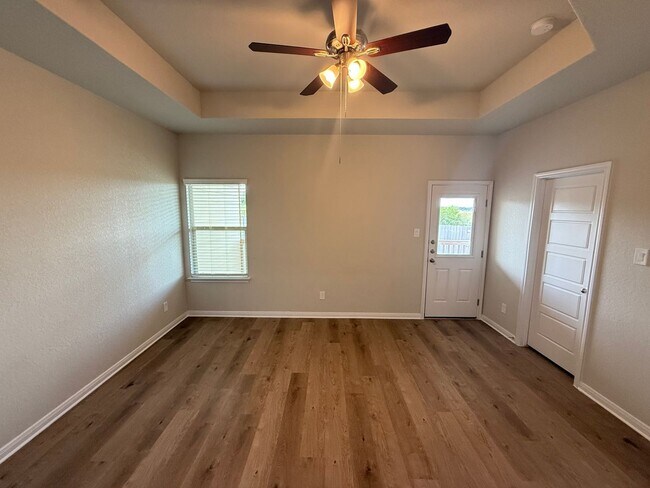 Building Photo - 3bd 2ba in Prime Location