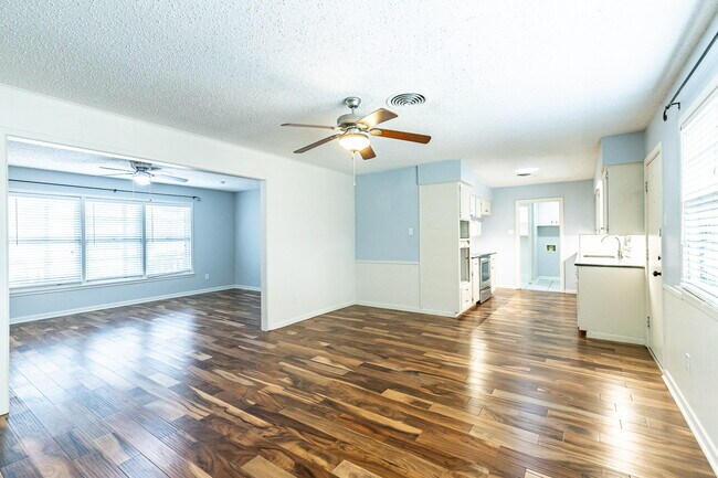 Building Photo - Beautiful 3 bedroom 2 bath