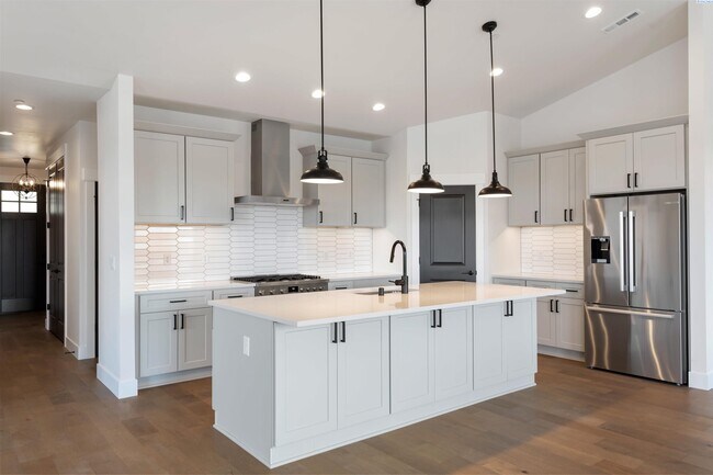 Building Photo - Generational suite w/separate entrance!