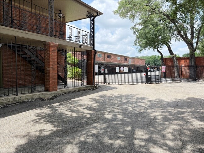 Building Photo - 11550 Chimney Rock Rd