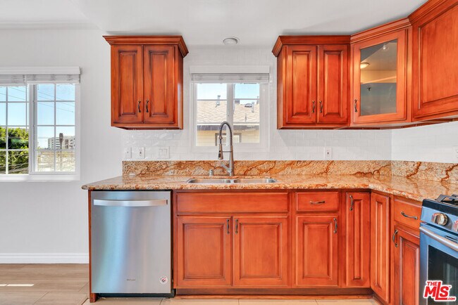 Building Photo - 119 E Beach Ave