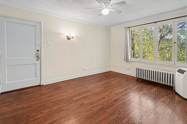 Building Photo - Walkable Capitol Hill Condo | Parking Included