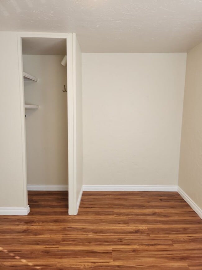 Building Photo - 4 Bedroom 1 Bath House