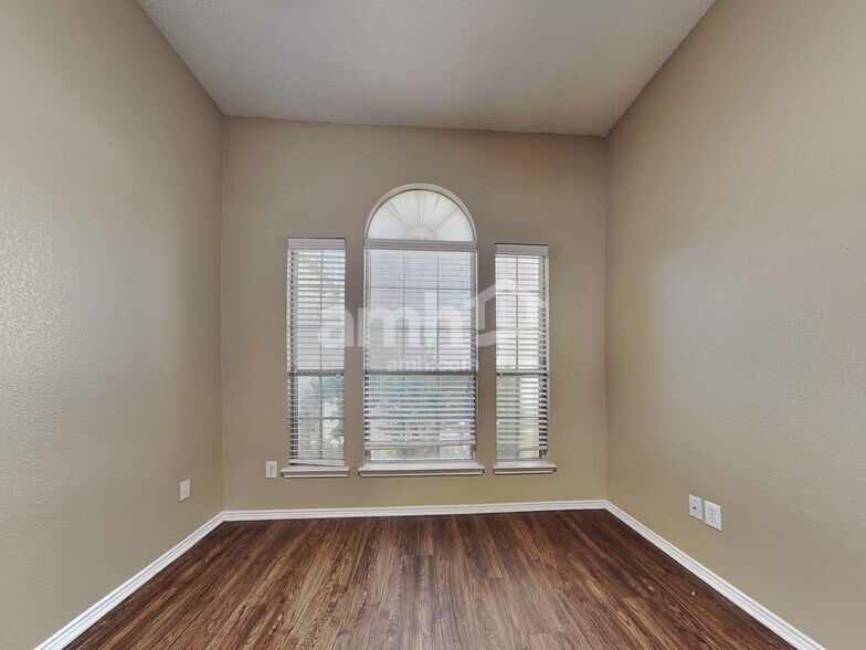 Building Photo - 7716 Parkwood Plaza Dr