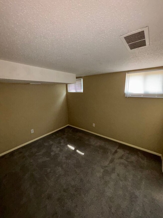 Building Photo - AVAILABLE NOW! 3 Bedroom 2.5 Bath in Lee's...