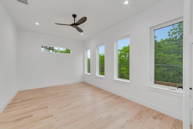 Building Photo - 3731 Cortez Dr