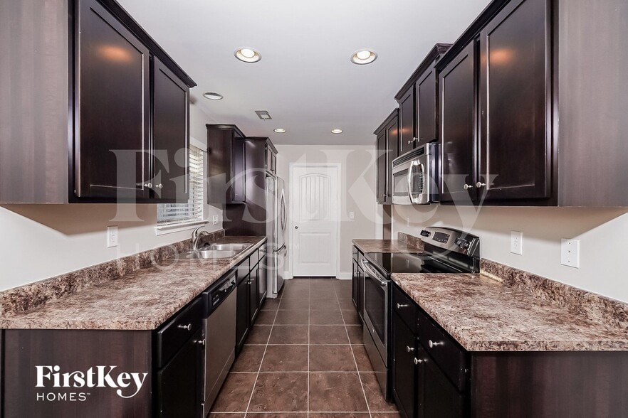 Building Photo - 855 Clover Ave