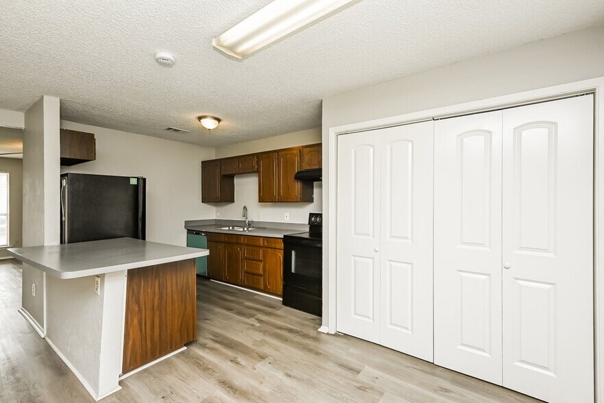 Building Photo - 716 Admiralty Way