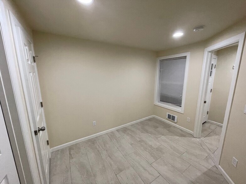 Building Photo - 5790 Roosevelt Way NE