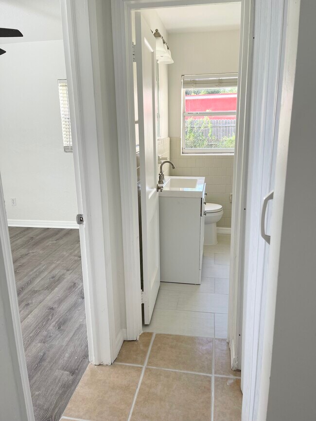 Building Photo - 5940 Dogwood Dr