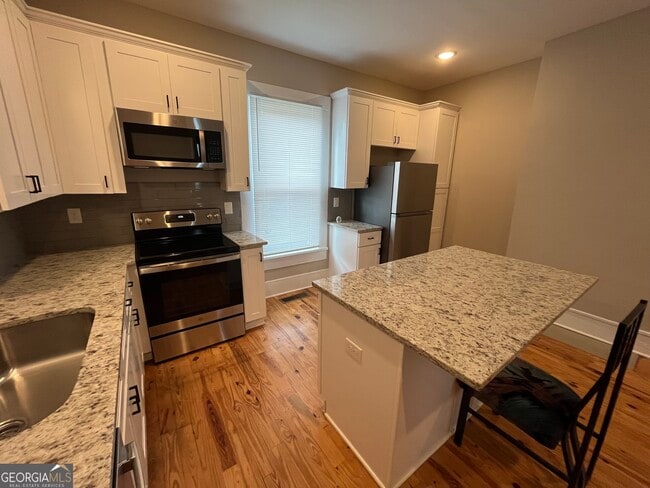 Building Photo - 14 Hazel St