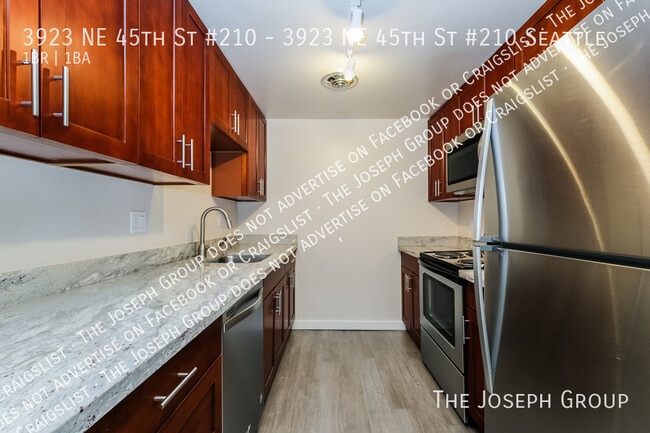 Building Photo - 3923 NE 45th St