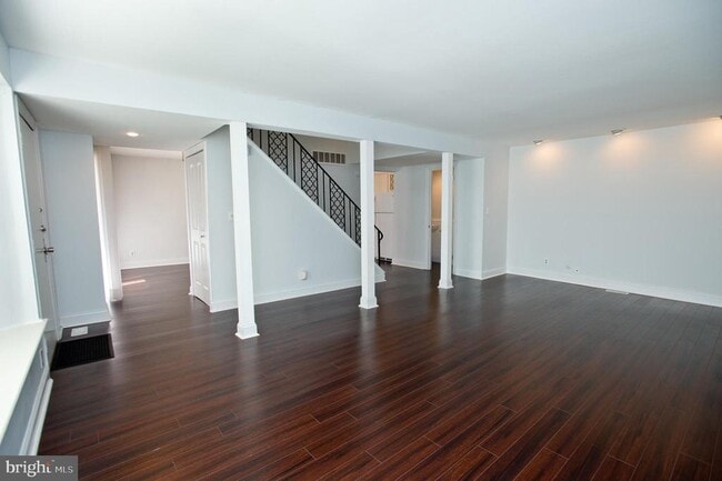 Building Photo - 126 E Chelsea Cir