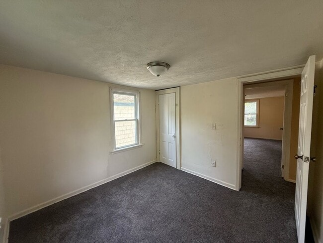 Building Photo - Four bedroom one bathroom single family home for rent