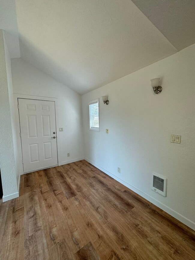 Building Photo - Fully Remodeled 2 bed/1 bath home in Cottage Grove