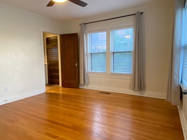 Building Photo - 2 Bedroom 2 Bathroom plus Bonus Room with ALL Appliances Included
