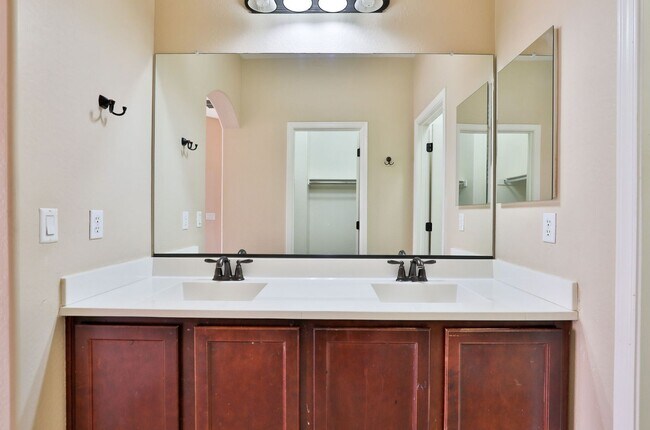 Building Photo - 3 bed/2.5 bath Condo in Gilbert’s Lofts in...