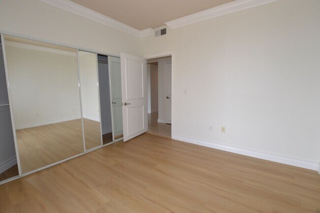 Building Photo - 270 E Flamingo Rd