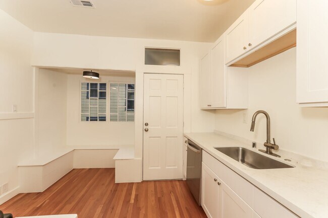 Building Photo - 1920 North Berkeley 2 Bedroom Bungalow Available!