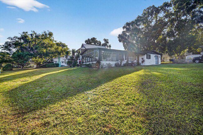 Building Photo - Discover lakeside living at its finest.