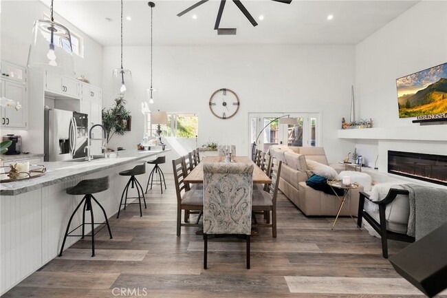 Building Photo - 1720 Vista Del Lago