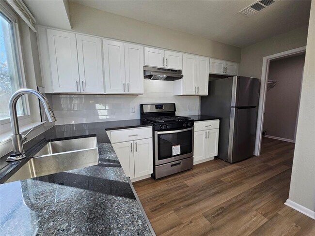 Building Photo - 1418 Hyridge Cir