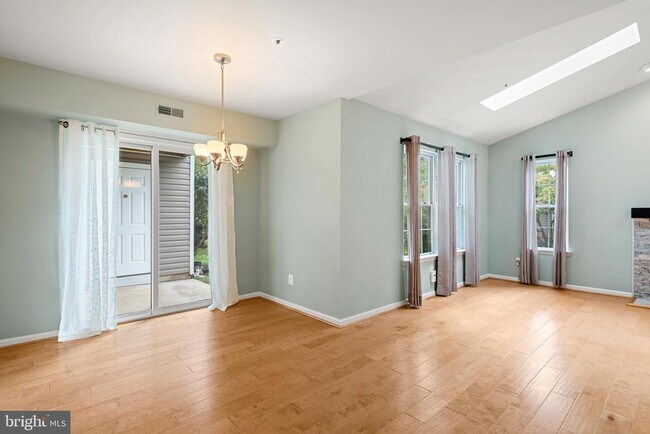 Building Photo - 543 Astor Square