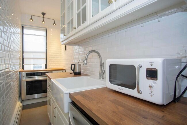 Building Photo - 271 York St