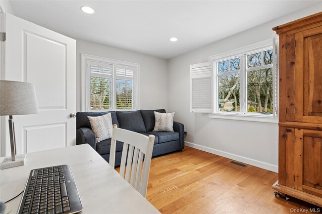 Building Photo - 10 Foxboro Rd