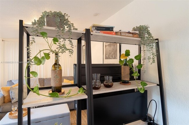 Building Photo - 312 SW 12th Ave