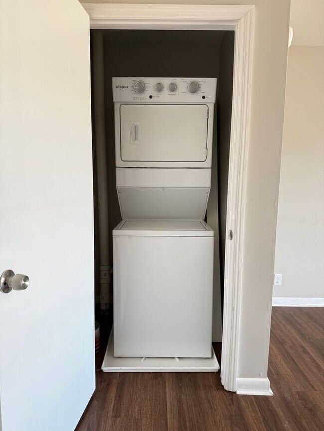 Building Photo - 2 Bedroom Unit was recently renovated.  Live walking distance from the downtown square or steps f...