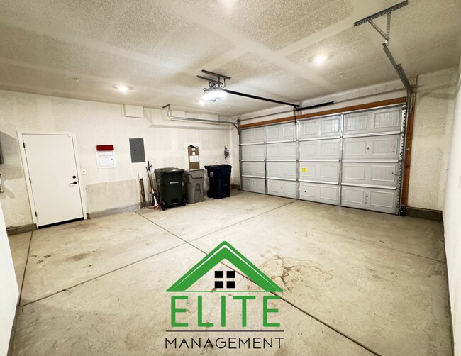 Building Photo - Spacious and Modern 4-Bedroom Home in Desi...