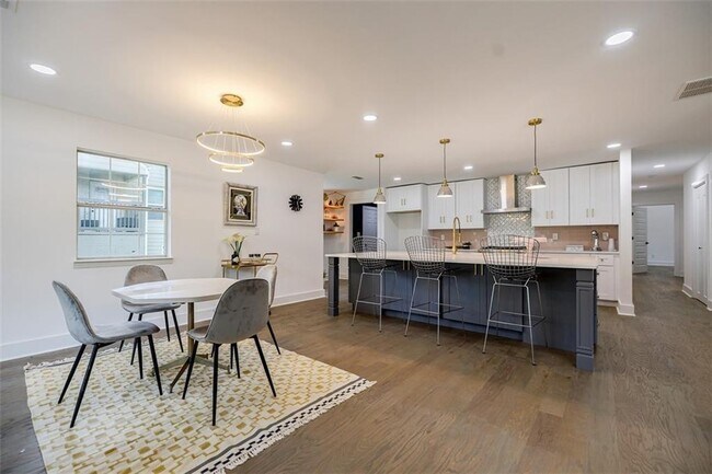 Building Photo - 2749 Memorial Dr SE
