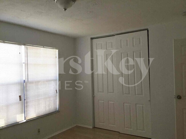 Building Photo - 8801 N Bermuda Dr
