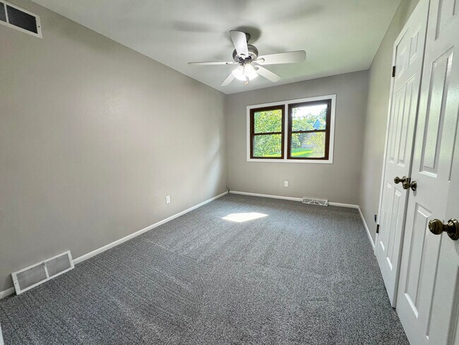 Building Photo - 1614 Stardust Dr