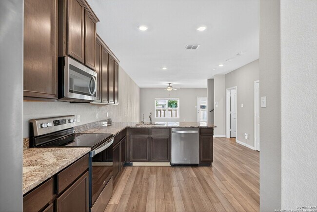 Building Photo - 5-BEDROOM HOME IN LUCKEY RANCH