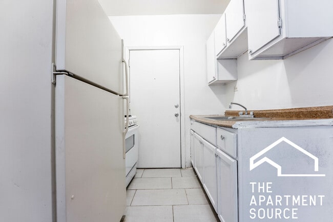 Building Photo - 931 W Sunnyside Ave