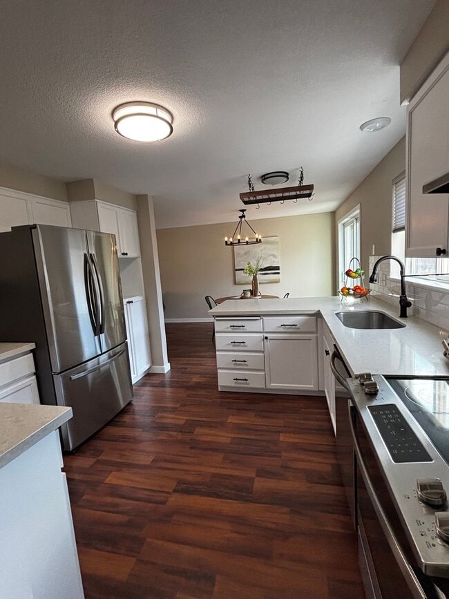 Building Photo - 4 bed 3 bath, Bonus room, Rv parking, Fenc...